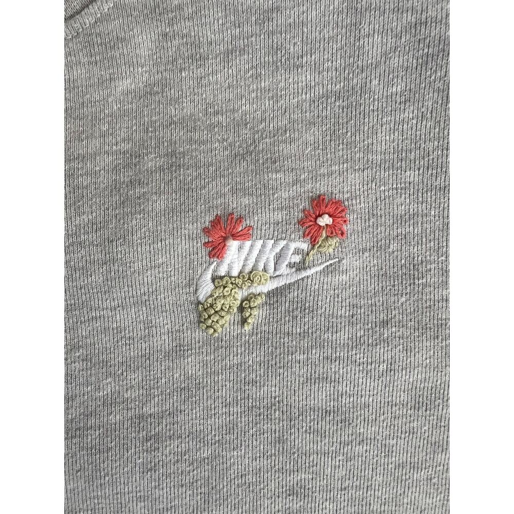 Nike Floral Embroidered Swoosh Crewneck Sweatshirt Gray Wildflower Pullover‎ L - Picture 2 of 7